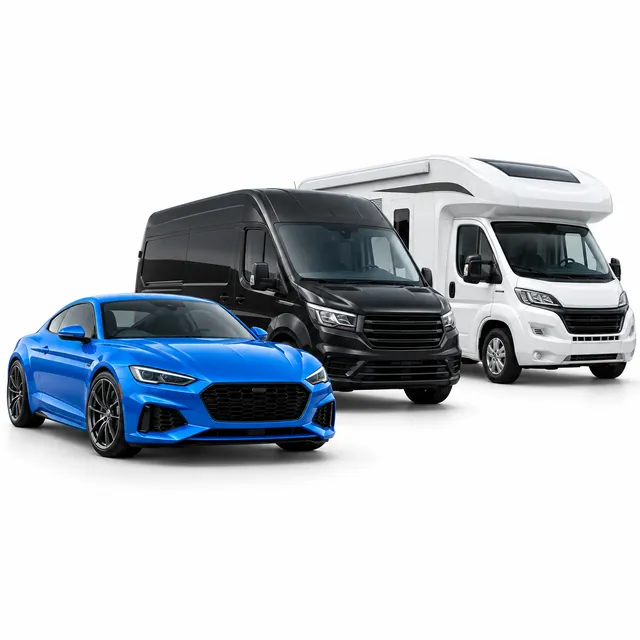 Blaues Sportcoupé, schwarzer Hochdach-Kastenwagen und weißes Wohnmobil nebeneinander auf weißem Grund.